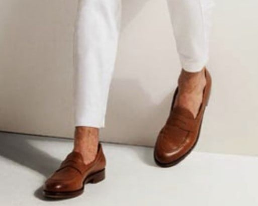 What Color Shoes Go With White Pants (Visual Guide)